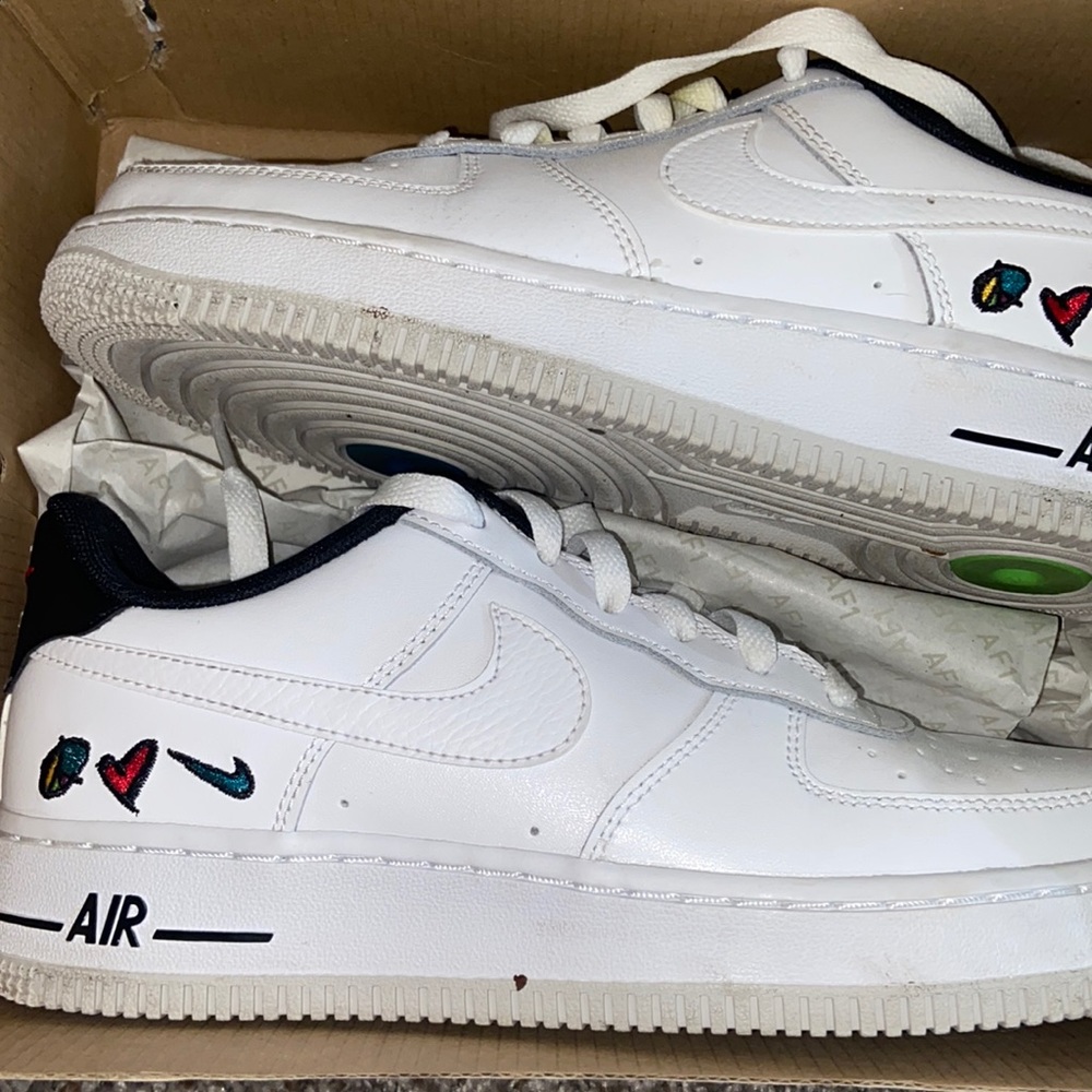 Authentic Low-Top Nike shoes. Size 5 in boys only. All white.